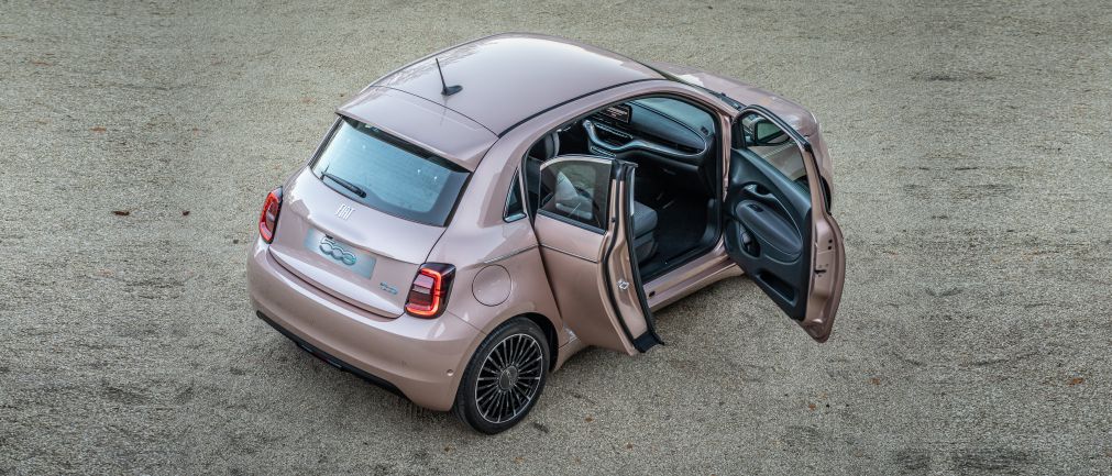 Fiat 500 mit offenen Türen